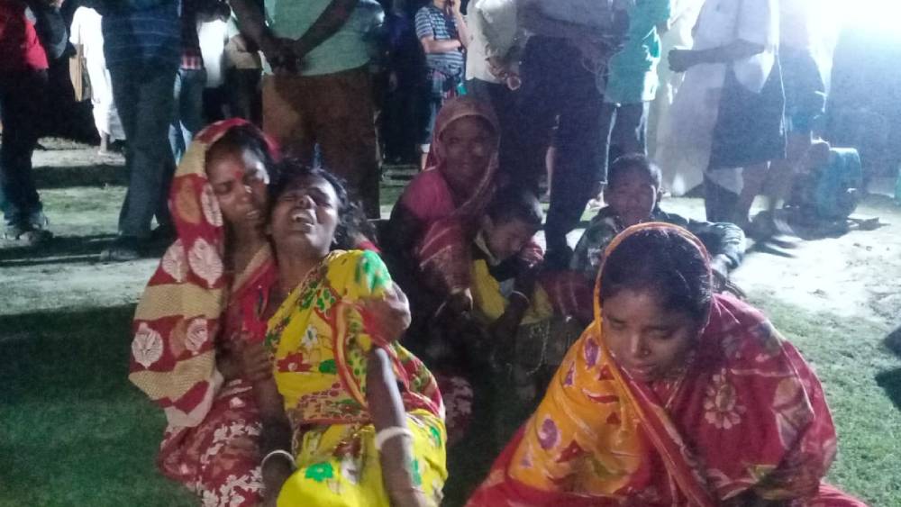 পাতিবুনিয়া ঘাটে নিখোঁজ মৎস্যজীবীদের আত্মীয়রা।