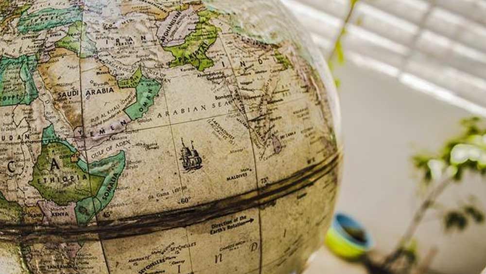 ছোট থেকেই ভূগোল বইয়ে এগুলিই পড়ে আসছি আমরা। কিন্তু পৃথিবীর গতি সব সময়ই একই থাকে না। পৃথিবীর এই গতি নির্ভর করে অনেকগুলি প্রাকৃতিক বিষয়ের উপর।