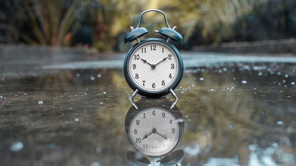 পৃথিবীর গতির সঙ্গে আমাদের ব্যবহার করা ঘড়ির সময়ের সামঞ্জস্য আনাটা খুব গুরুত্বপূর্ণ। তাই কিছু সময় অন্তর বিশ্বের সমস্ত ঘড়ির সময়ের বদল করাটাও জরুরি।