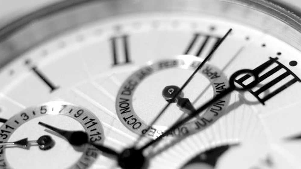 বিশ্ব জুড়ে ঘড়ির সময় নির্ধারণের মাপকাঠি হিসাবে দু’ধরনের ঘড়ি ব্যবহার করা হয়। একটি হল অ্যাটমিক ঘড়ি এবং অন্যটি হল কোঅর্ডিনেটেট ইউনিভার্সাল টাইম বা ইউটিসি। ইউটিসি-কে গ্রিনিচ গড় সময়ের উত্তরসূরি বলা হয়।