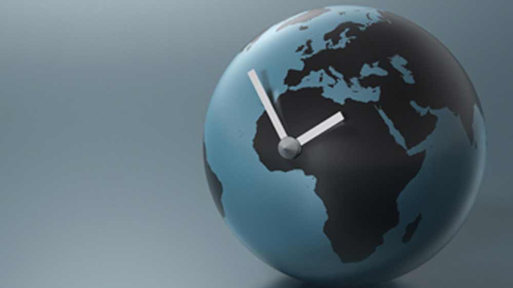 এ বার ওই বাড়তি দু’সেকেন্ডকে পৃথিবীর আহ্নিক গতির সঙ্গে সামঞ্জস্য রাখতে বিজ্ঞানীরা জেনেবুঝেই নির্দিষ্ট সময় অন্তর বছরের কোনও একটি দিনের এক মিনিটে ৬০ সেকেন্ডের সঙ্গে আরও এক সেকেন্ড সময় যোগ করে দিয়েছেন। ফলে সে ক্ষেত্রে ওই নির্দিষ্ট মিনিটে ৬০-এর বদলে ৬১টি সেকেন্ড থাকবে।