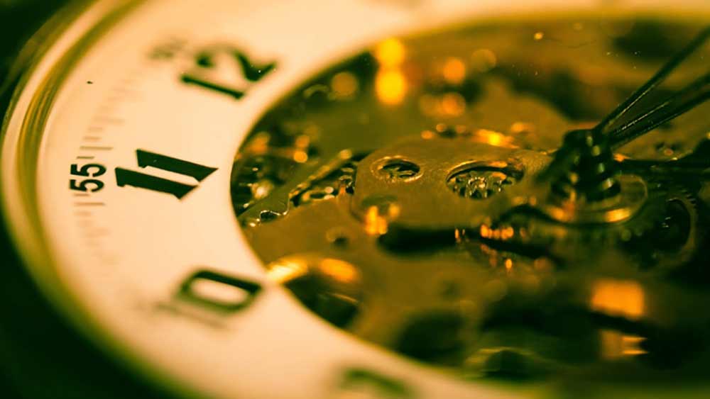 বছরের এই বাড়তি এক সেকেন্ডকে বলা হয় লিপ সেকেন্ড। কোন বছর লিপ সেকেন্ড ঘড়িতে যোগ করা হবে তা নির্ধারণ করে আন্তর্জাতিক আর্থ রোটেশন অ্যান্ড রেফারেন্স সিস্টেমস সার্ভিস।