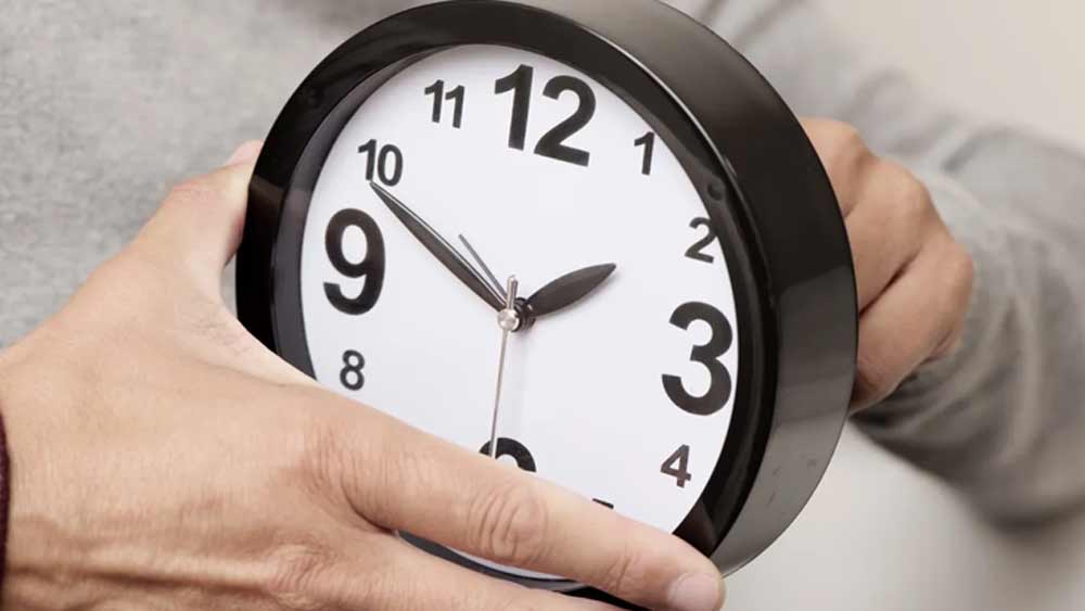 সহজ করে বোঝাতে গেলে এই সময় এক সেকেন্ডের জন্য ঘড়িকে থামিয়ে দেওয়া হয়। যে বছর এই লিপ সেকেন্ড যোগ করা হয় তার অনেক আগে থেকেই ঘোষণা করে দেওয়া হয়।