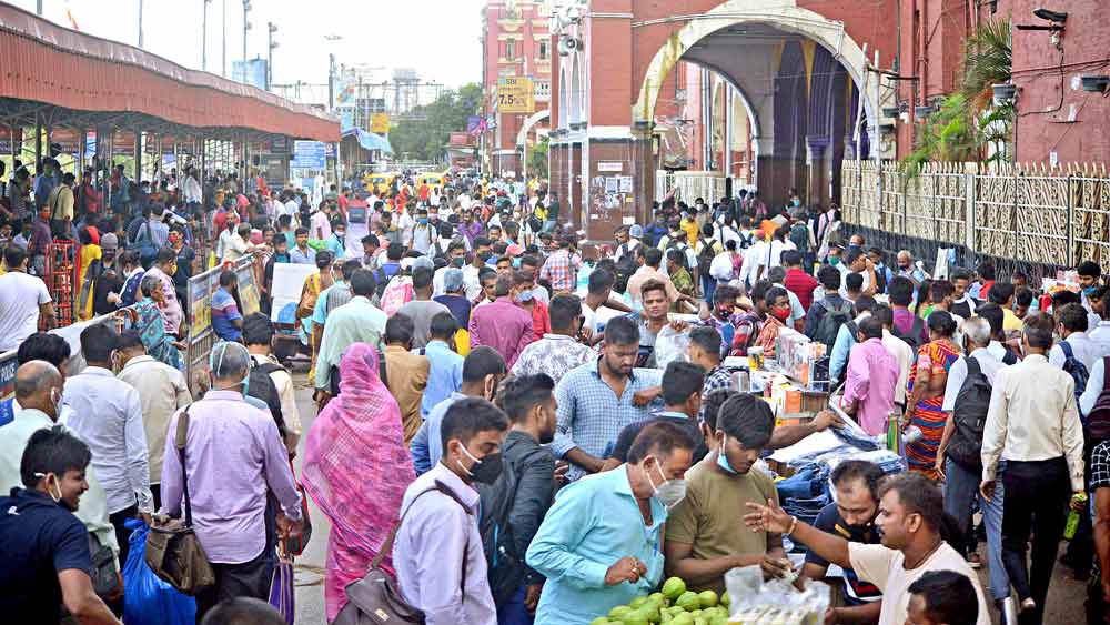 করোনা-বিধি উড়িয়ে হাওড়া স্টেশন চত্বরে প্রবল ভিড়। বুধবার।