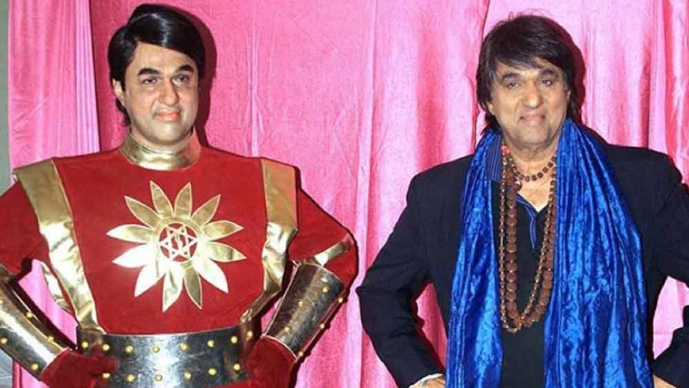 পাকিস্তান থেকে মুম্বই এসে একটি কাপড় রং করার কারখানা চালাতে শুরু করেছিলেন মুকেশের বাবা। মুম্বইয়ে ১৯৫৮ সালে জন্ম মুকেশের।