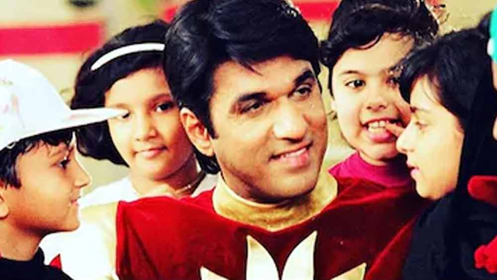 কিন্তু এর পর আরও একটা সঙ্কট তৈরি হয় তাঁর সামনে। বয়স্ক চরিত্র করার পর থেকে যে কটা ছবির প্রস্তাব তিনি পাচ্ছিলেন সবেতেই তাঁকে হয় বাবা, নয় শ্বশুরের ভূমিকায় অভিনয় করতে হয়েছিল। শেষে বিরক্ত হয়ে নিজের প্রোডাকশন সংস্থা খুলে ফেললেন।