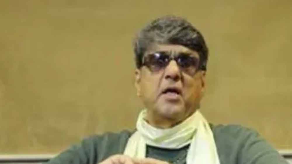 তাঁকে আদর্শ মনে করে পর্দায় তাঁর দেওয়া উপদেশগুলো মানতে শুরু করেছিল শিশুরা। কিন্তু সঙ্কট যেন পিছু ছাড়ছিল না তাঁকে। পর্দার শক্তিমানকে অনুসরণ করতে গিয়ে নানা দুর্ঘটনার খবর আসতে শুরু করে।