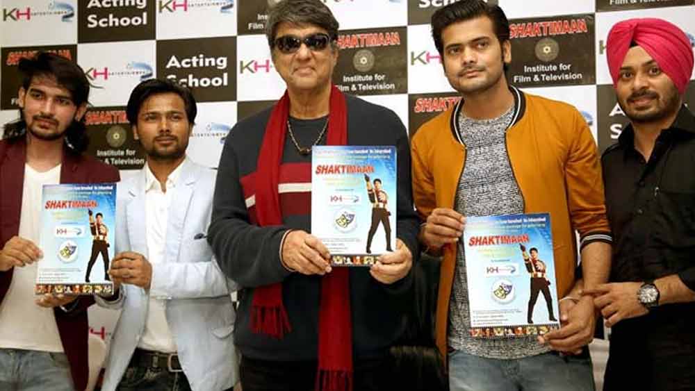 তা সত্ত্বেও তাঁর অনুগামীদের কাছে তাঁর ব্যক্তিগত জীবনের একটি বিষয় আজও রহস্যই রয়ে গিয়েছে। মুকেশ বিয়ে করেননি। বিয়ের না করার কারণও জানিয়েছেন। বেশির ভাগ বাড়ির মেয়েদের বিয়ের পর যে ভাবে জীবন কাটাতে হয়, সেটা মানতে পারেন না বলে জানিয়েছেন ‘শক্তিমান’। এই জন্যই তিনি নাকি বিয়ে করেননি। এ উত্তরও হজম হয়নি অনেকের। তাঁকে ‘মহিলাবিদ্বেষী’ বলে দেগে দেওয়া হয়েছিল তাই।