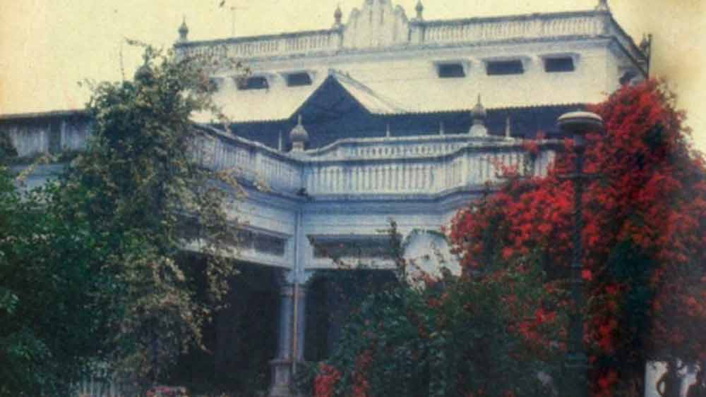 অনুপও বাড়ি ছাড়তে রাজি ছিলেন না। পৈতৃক এই জমি নিয়েই দু’জনের মধ্যে বিবাদের সূত্রপাত। এখন তো পিসতুতো ভাইয়ের মুখ দেখাদেখিও সম্পূর্ণ বন্ধ।