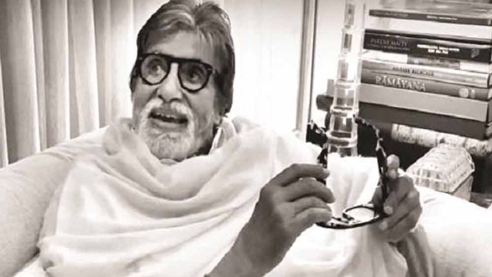 দুই সন্তান এবং স্ত্রীকে নিয়ে অমিতাভের পৈতৃক বাড়িতে থাকেন অনুপ। অনুপ একজন ইলেকট্রিক মিস্ত্রি। যা উপার্জন করেন তাতে ঠিকমতো সংসারও চলে না।