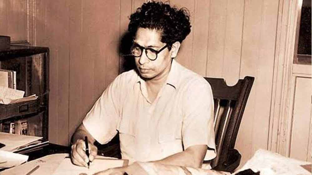 অমিতাভের বাবা হরিবংশ রাই বচ্চন ছিলেন স্বনামধন্য কবি। এক সময় ইলাহাবাদ বিশ্ববিদ্যালয়ে অধ্যাপনাও করেছিলেন তিনি।