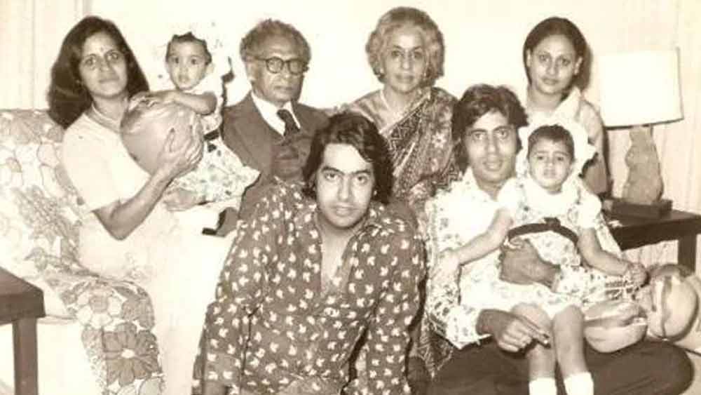 এই বাড়িতেই মা-বাবা-ভাইয়ের সঙ্গে জীবনের অনেকটা সময় কাটিয়েছেন অমিতাভ। সেই বাড়িরই একাংশে পরিবার নিয়ে বাস করেন অনুপ।