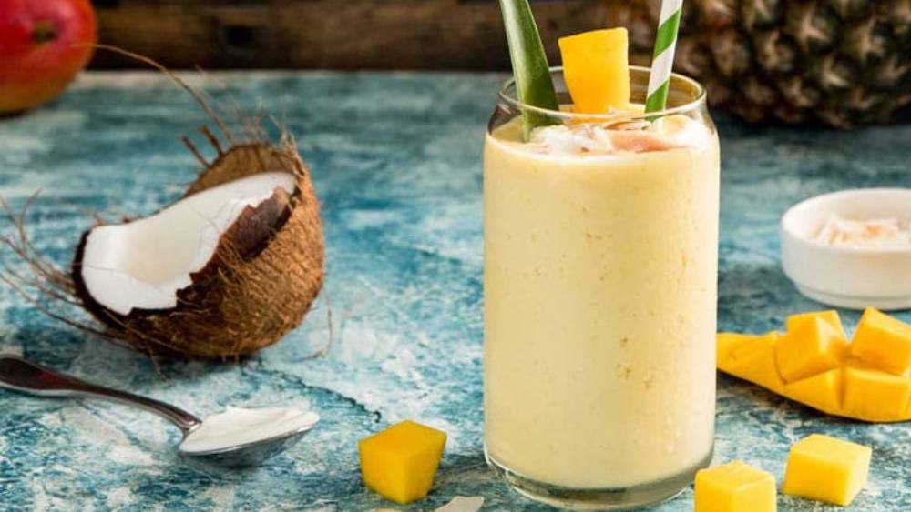 আম-নারকেলের স্মুদি।