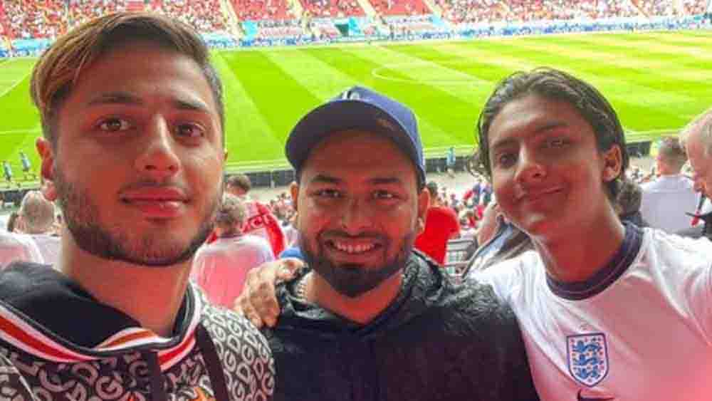 বহু ক্রিকেটারকে ছুটিতে মাস্ক ছাড়া ঘুরতে দেখা গিয়েছে। 