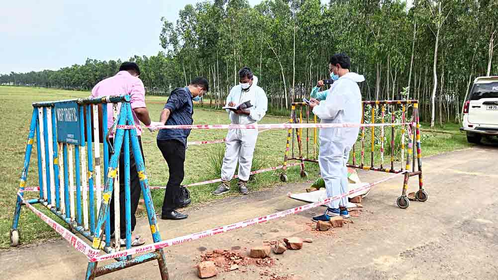 উপরে, মঙ্গলকোটের সিউর গ্রামের কাছে খুনের ঘটনাস্থল  থেকে নমুনা সংগ্রহ করছেন ফরেন্সিক ও ব্যালিস্টিক দলের সদস্যেরা। নীচে, 