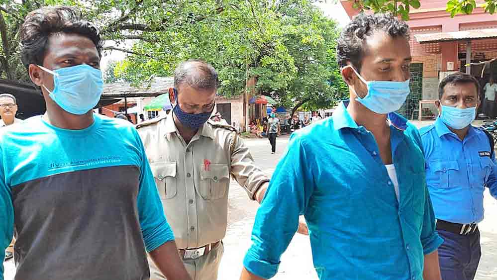 কাটোয়া  আদালতে তোলা হচ্ছে ধৃত দু’জনকে। বৃহস্পতিবার।            