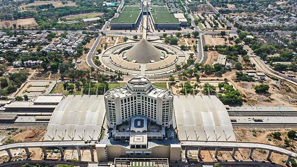 গুজরাতের রাজধানী গাঁধীনগর রেলস্টেশন ঢেলে সাজা হয়েছে। শুক্রবার তা খুলে দেওয়া হল সাধারণের জন্য। নতুন স্টেশনটিতে সময়োপযোগী নানারকম প্রযুক্তির ব্যবহার করা হয়েছে। রেল জানিয়েছে, এতে স্টেশনটির পুনরুন্নয়ন হয়েছে। আধুনিক ব্যবস্থাপনায় যাত্রীদের উন্নততর পরিষেবা দিতেই এই ব্যবস্থা।