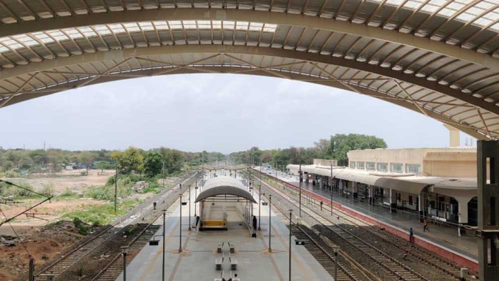 গাঁধীনগর দেশের প্রথম প্ল্যাটফর্ম হতে চলেছে, যেখানে প্ল্যাটফর্মের ছাদ ধরে রাখার থাম প্ল্যাটফর্মের উপর থাকবে না। ফলে ভিড়ের সময় অসুবিধায় পড়তে হবে না যাত্রীদের।