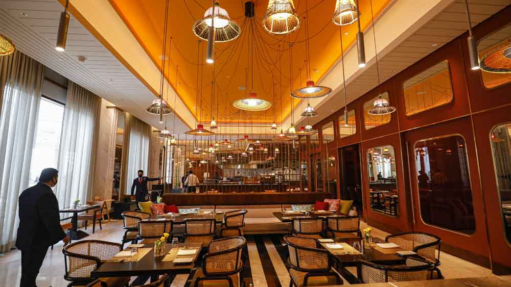 হোটেলের সঙ্গেই থাকছে রেস্তরাঁ। পুরনো রেলের কামরার আদলে সাজানো সেই রেস্তরাঁয় থাকছে পাঁচতারার মানের পরিষেবার ব্যবস্থা। 
