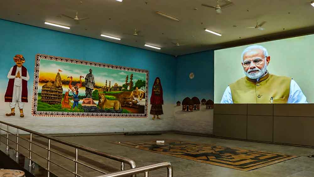 স্টেশন চত্বরে থাকবে আর্ট গ্যালারিও। এই গ্যালারিতেও ভাবনার বৈচিত্র দেখা যাবে। ট্রেনের জন্য অপেক্ষারত যাত্রীরা গ্যালারির লাগোয়া বিরাট এলইডি পর্দায় জেনে নিতে পারবেন বিষয়ভিত্তিক নানা খবর এবং তথ্যও। 