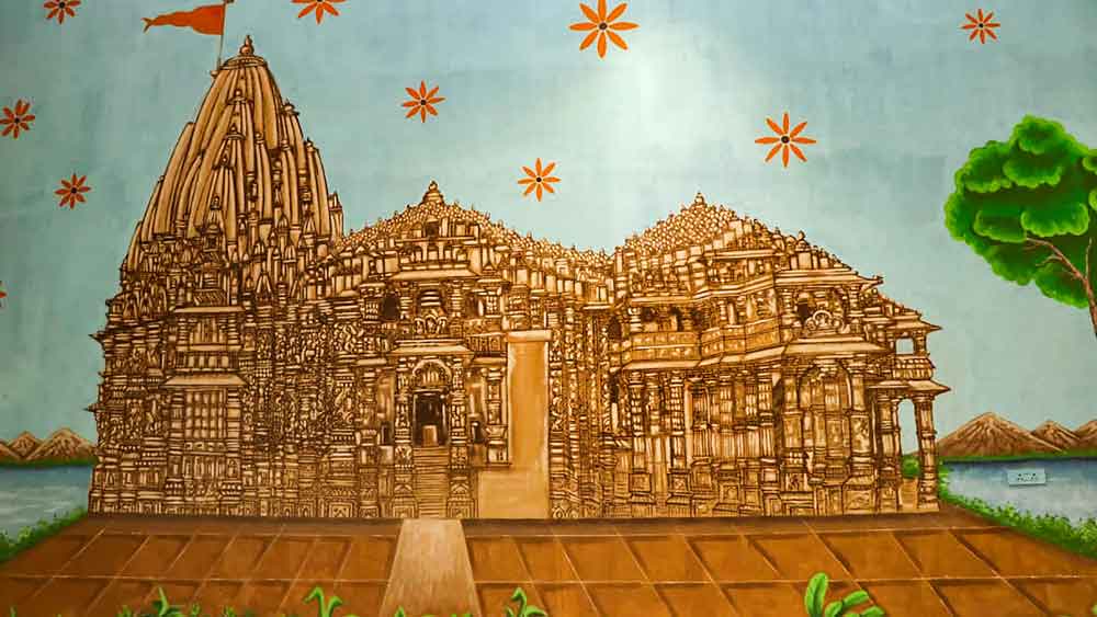 ট্রেনের জন্য অপেক্ষা করতে গিয়ে যাতে প্রার্থনার সময়ে ব্যাঘাত না ঘটে,  সেদিকে খেয়াল রেখে স্টেশন চত্বরেই রাখা হয়েছে সবধর্মের প্রার্থনা-ঘর। 