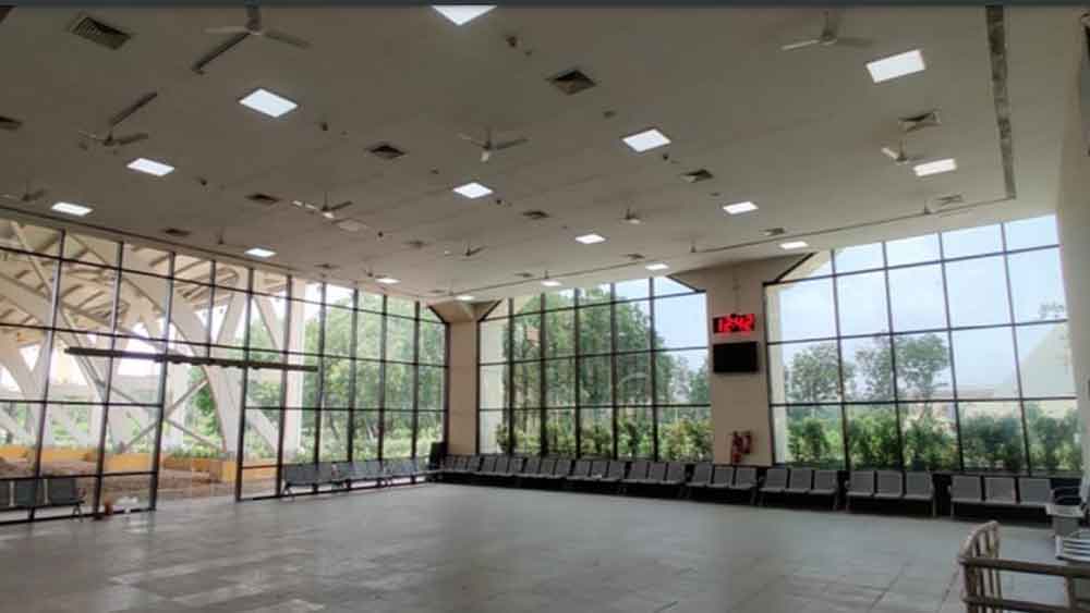থাকবে বিমানবন্দরের মতো ‘সেন্ট্রালাইজড এসি ওয়েটিং লাউঞ্জ’। যেখানে ৫০০ জন যাত্রীর বিশ্রামের জায়গা থাকছে। অপেক্ষারত যাত্রীদের জন্য সেখানে থাকবে একাধিক সুযোগ সুবিধা।