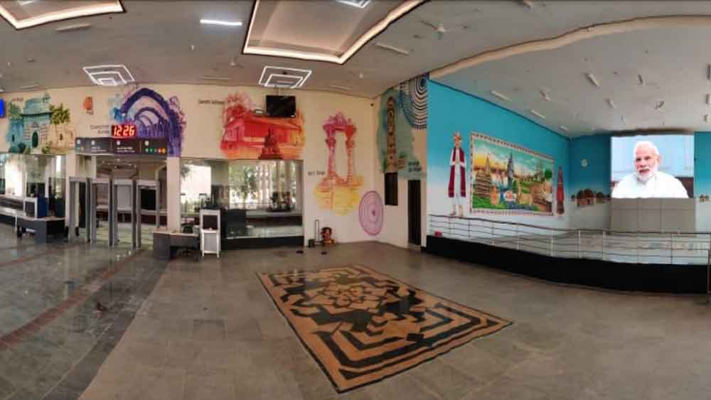 যাত্রীদের সুবিধার্থে স্টেশনের সঙ্কেতগুলিকেও উন্নত আর সহজবোধ্য করা হয়েছে। অত্যাধুনিক শৌচাগার থাকছে। জলের অপচয় বন্ধ করার ব্যবস্থাও করেছে রেল। 