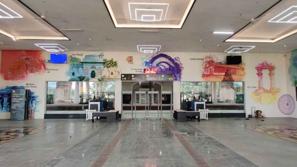 স্থানীয় পরিবেশ এবং সুযোগ সুবিধার কথা মাথায় রেখে উন্নতি করা হয়েছে স্টেশনের। ভিড়ের কথা মাথায় রেখে প্রশস্ত করা হয়েছে স্টেশনের প্রবেশ চত্বরটি। যেখানে প্রায় ১ হাজার ৫০০ যাত্রীর স্থান সঙ্কুলান হবে অনায়াসে। 