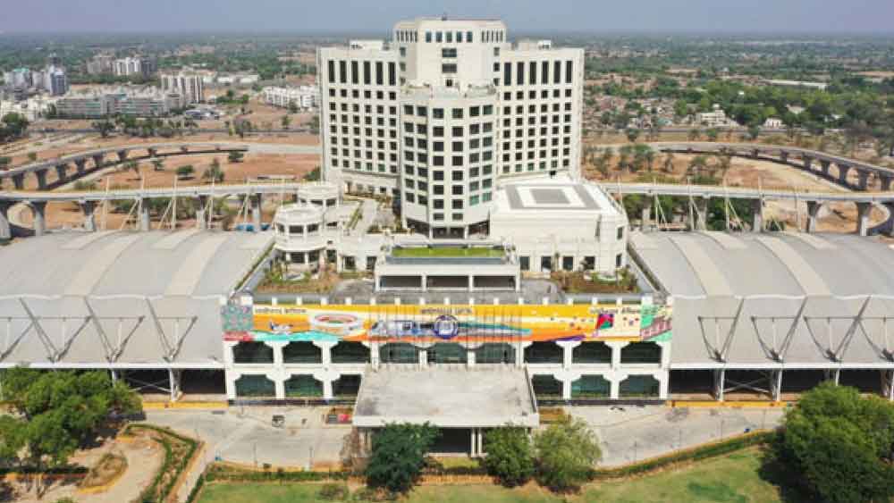 স্টেশনের সামনে থাকবে ‘কনকোর্স’। বিমানবন্দরের আদলের এই ‘কনকোর্স’ আসলে স্টেশনের লাগোয়া বড় উঠোনের মতো চত্বর। এই ‘কনকোর্স’-এর কাজ এখনও সম্পূর্ণ হয়নি। তবে রেল সূত্রে দাবি, কাজ শেষ হলে প্রায় ২ হাজার ২০০ যাত্রীর ভিড় সামাল দিতে পারবে গাঁধীনগর রেল স্টেশন। 