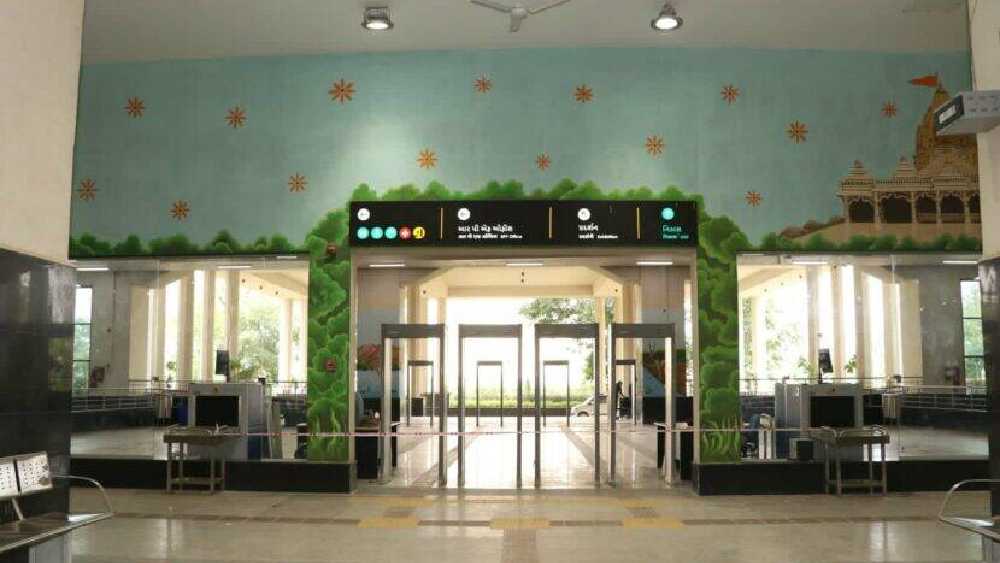 দ্রুত যাতে টিকিট কাটা যায়, সেই বন্দোবস্ত করা হয়েছে। সেই সঙ্গে টিকিট কাউন্টারের আধুনিকীকরণও করা হয়েছে। 