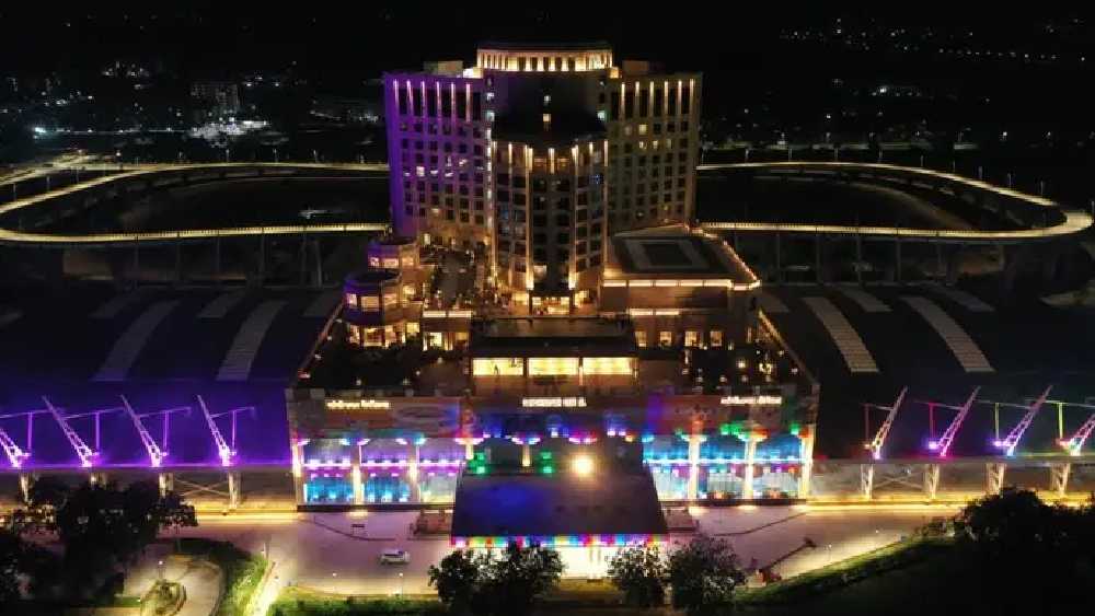 তবে শুধু গাঁধীনগর নয়। আগামী দিনে আরও বহু স্টেশন এভাবেই সাজানোর কথা ভাবছে রেল। তারা জানিয়েছে দেশের মোট ১২৫টি স্টেশন এভাবে সাজানো হবে। এর মধ্যে ভোপাল এবং বেঙ্গালুরুর কাজ ইতিমধ্যেই শুরু হয়ে গিয়েছে। কাজ চলছে উত্তরপ্রদেশের অযোধ্যা, দিল্লির বিজবাসন, সফদরজং, লখনউয়ের গোমতি নগর এবং নাগপুরের আজনী রেল স্টেশনের। 