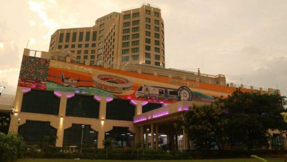 এই প্রথম কোনও রেল স্টেশনের উপরে থাকছে পাঁচতারা হোটেল। গাঁধীনগর রেল স্টেশনের উপর ওই হোটেল বানিয়েছে ভারতীয় রেল। আধুনিক সবরকম ব্যবস্থা থাকবে সেখানে অতিথিদের জন্য। ৭ হাজার ৪০০ বর্গমিটারের ওই হোটেলটিতে ৩১৮টি ঘর আছে। যা তৈরি করতে ৭৯০ কোটি টাকা খরচ হয়েছে রেলের।