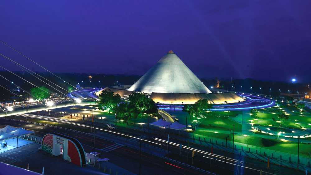 গুরুত্ব দেওয়া হয়েছে স্টেশনের বাইরের সৌন্দর্যায়নেও। বিভিন্ন ‘থিম’ অর্থাৎ ভাবনার উপর ভিত্তি করে নানারকম আলোয় সাজছে গাঁধীনগর স্টেশন। সূর্যাস্তের পর স্টেশনটির দেওয়ালে ক্যানভাসের মতোই নানারকম ছবি ফুটিয়ে তোলা হবে আলোর সাহায্যে। রেল জানিয়েছে, এই আলোর ছবি আরও আকর্ষণীয় হবে যখন স্টেশনের আলো উল্টোদিকের ডান্ডি কুটিরের আলোর সঙ্গে মিলবে। ৭৭ মিটার উচ্চতার এই ভবনটির দেওয়ালে আলোর খেলা দেখার মতো হবে বলে জানিয়েছে রেল। 