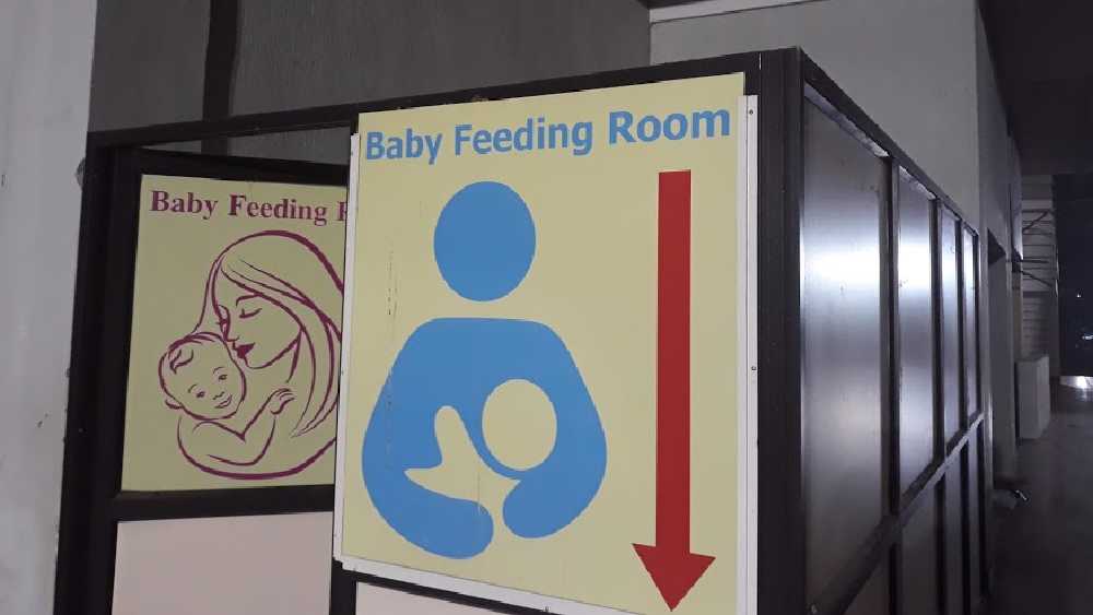 জনসমক্ষে সন্তানদের খাওয়ানো মায়েদের পক্ষে অস্বস্তিকর মনে হতে পারে। তাঁদের অসুবিধার কথা মাথায় রেখে স্টেশন চত্বরেই রাখা হয়েছে আলাদা বাতানুকূল ঘর। নাম বেবি ফিডিং রুম। 