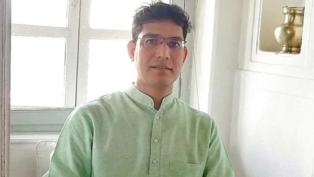 বাস্তবের সেই সৎ এবং নির্ভীক নায়কই হলেন লোকেশ কুমার জাঙ্গির। সততার ফলও ভুগতে হয়েছে তাঁকে। পাঁচ বছরেরও কম সময়ে ন’বার বদলি করা হয়েছে তাঁকে! খুনের হুমকিও পেয়েছেন।