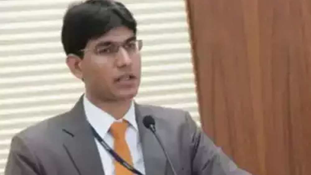 এই নির্ভীক আইএএস অফিসারের জন্ম মধ্যপ্রদেশের ভোপালে। মেধাবী হওয়ায় স্কুলেও তাঁর খুব নামডাক ছিল।