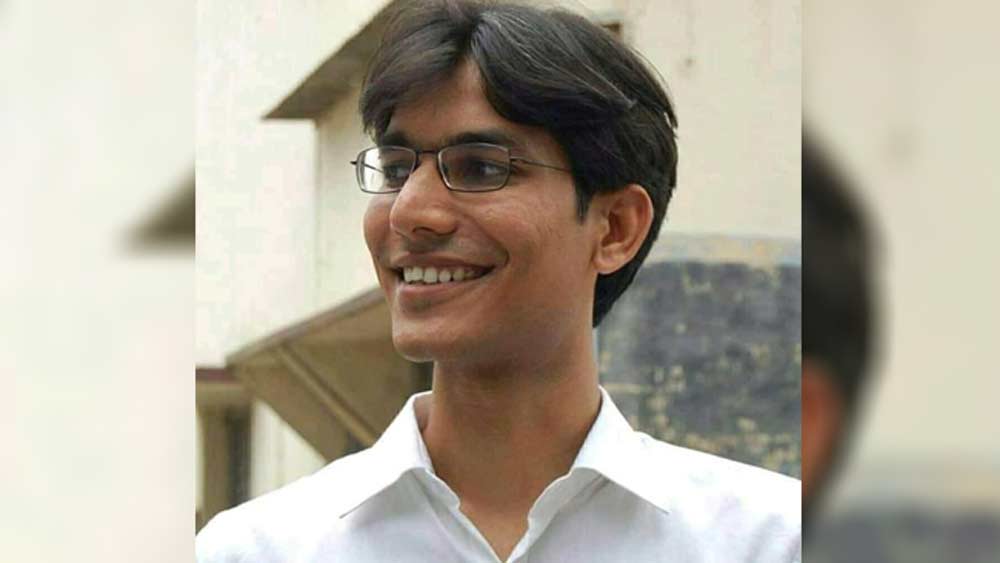 তবে প্রথম থেকে সিভিল সার্ভিসের প্রতি আগ্রহ জন্মায়নি তাঁর। বরং নিজের মেধা কাজে লাগিয়েছিলেন ইঞ্জিনিয়ারিংয়ে।