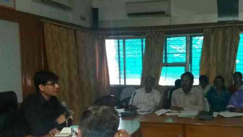 ২০১৬ সালে মধ্যপ্রদেশের সুপুর জেলার এসডিএম হয়ে প্রথম কাজে যোগ দেন তিনি। সমাজের নীচের স্তরের মানুষদের উপরে তুলে আনার জন্য ভাল কাজ করছিলেন তিনি। কিন্তু বাধ সাধে তাঁর অত্যন্ত সৎ এবং নির্ভীক মনোভাব।