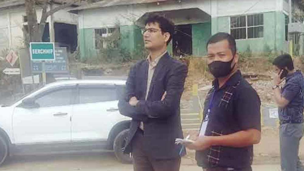 তাঁকে নিয়ে চর্চা শুরু হওয়ার কারণই হল সাম্প্রতিক কিছু ঘটনাবলী। সম্প্রতি মধ্যপ্রদেশের আইএএস অফিসারদের একটি হোয়াটসঅ্যাপ গ্রুপ থেকে তাঁকে সরিয়ে দেওয়া হয়।