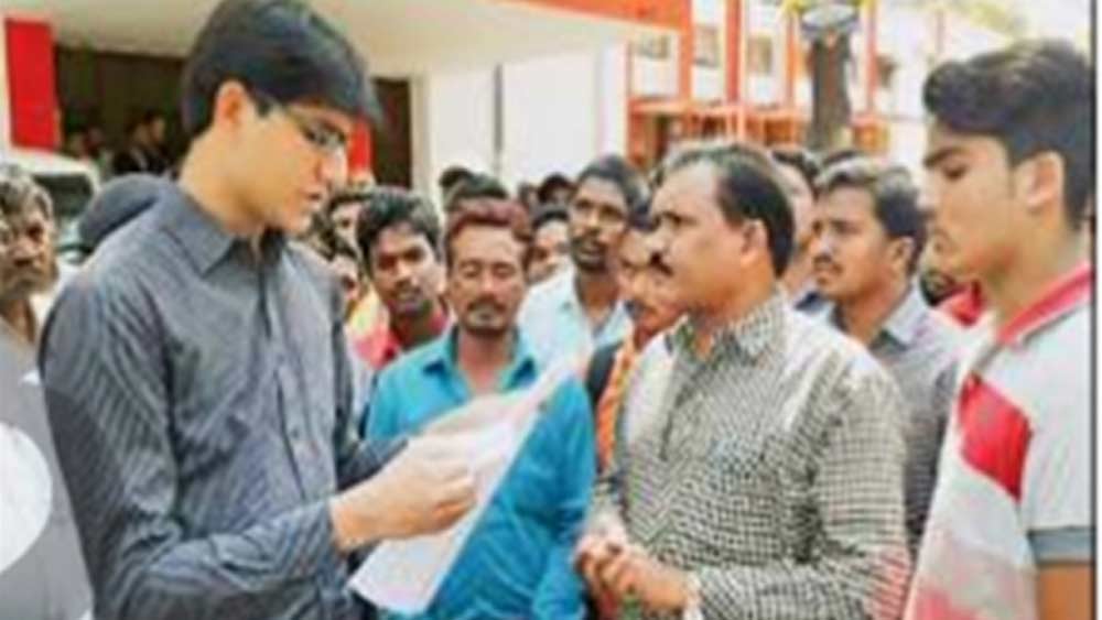 ৩৫ বছরের এই আইএএস অফিসারের ‘অপরাধ’ ছিল তিনি দুর্নীতির বিরুদ্ধে সরব হয়েছিলেন। তিনি ওই আইএএস-দের গ্রুপে প্রশাসনিক ব্যবস্থার অপারগতা সম্পর্কে একটি পোস্ট দেন। ইউপিএসসি পরীক্ষাকে হাস্যকর হিসাবে উল্লেখ করেন।