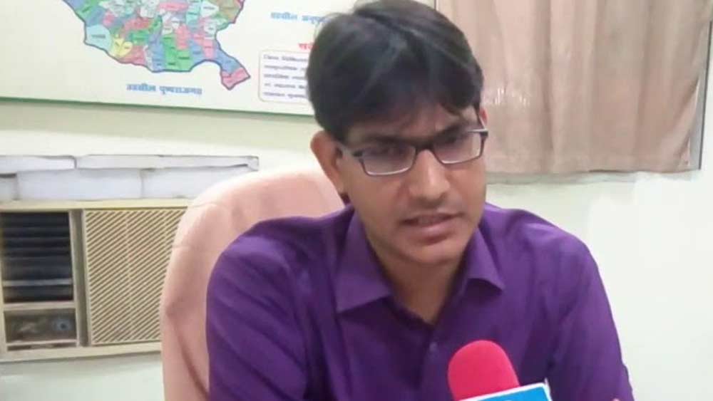 তাঁকে ওই গ্রুপ থেকে শুধু সরিয়েই দেওয়া হয়নি, তাঁকে শো-কজও করা হয়। তাঁর বিরুদ্ধে অভিযোগ আনা হয়, তিনি নাকি উচ্চপদস্থ এক অফিসারের ফোনে আড়ি পেতেছিলেন। যদিও শো-কজের জবাবে এই অভিযোগ অস্বীকার করেছেন তিনি।