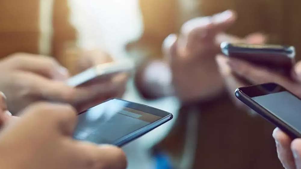 উল্টে তাঁর অভিযোগ, ওই ঘটনার পর থেকেই প্রাণ সংশয়ে ভুগছেন তিনি এবং তাঁর পরিবার। দাবি, উড়ো ফোনে তাঁকে এবং তাঁর সন্তানকে খুনের হুমকিও দেওয়া হয়েছে।