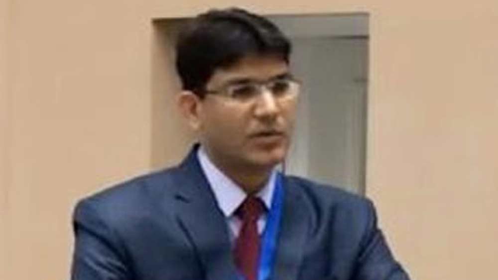 নির্ভীক এই আইএএস নিজের পরিবারের সুরক্ষা বাড়ানোর জন্য আবেদন করেছেন ঠিকই, তা বলে ভয় পেয়ে সত্যের পথ ছাড়তে চান না।