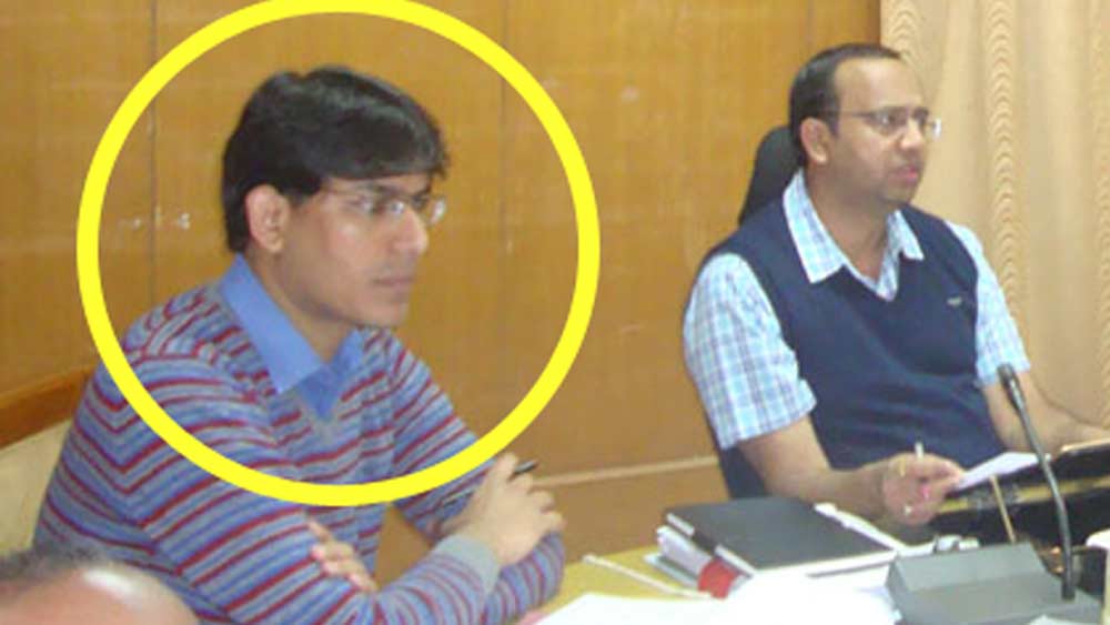 তাঁর স্পষ্ট জবাব, “আইনের বেড়াজালে এখন আমার দু’হাতই বাঁধা। তাই ইচ্ছা থাকলেও অনেক কিছুই সামনে আনতে পারছি না। অনেক ক্ষেত্রে প্রতিবাদটুকুও করতে পারছি না।” তবে অবসরের পরে তিনি সব জানাবেন। দুর্নীতি নিয়ে একটা বইও লিখবেন বলে জানিয়েছেন লোকেশ।