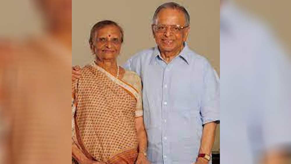 এক বন্ধুকে রাজি করিয়ে তাঁর গুদামে স্ত্রীকে নিয়ে থাকতে শুরু করেছিলেন তিনি। তার পর অনেক চেষ্টার পর একটি কাঠের ব্যবসায়ীর অধীনে নামমাত্র মাইনেতে পিয়নের কাজ পান।