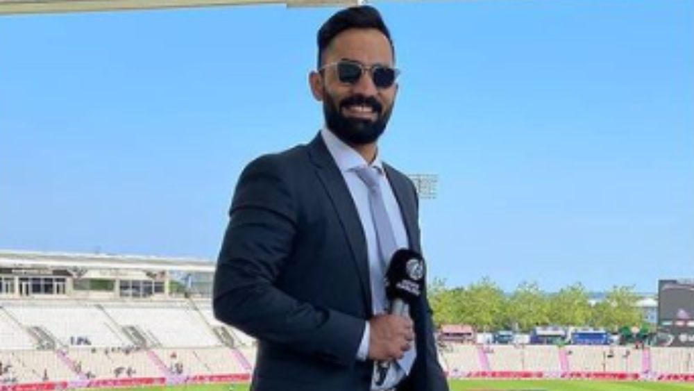 ধারাভাষ্যকার হিসেবেও নজর কেড়েছেন দীনেশ কার্তিক। ফাইল চিত্র।