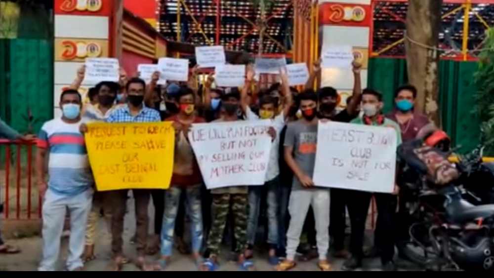 ক্লাবের বাইরে বিক্ষোভ সমর্থদের 