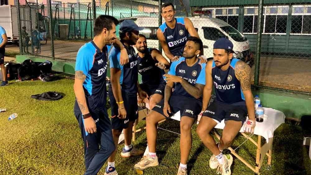 অনুশীলনের মাঝে আড্ডার মেজাজে সূর্য কুমার যাদব, চহালরা। ছবি - টুইটার। 