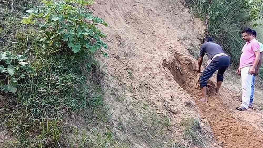 উদ্ধার করা হচ্ছে বৃদ্ধ মহেশ্বর সোরেনের দেহ। 