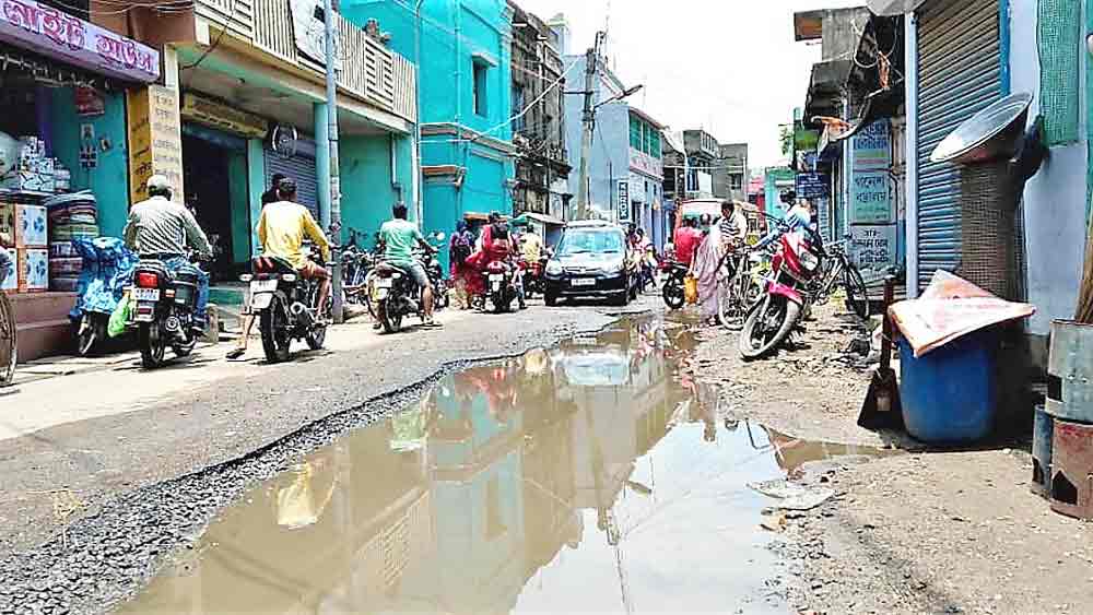 এই রাস্তাতেই বিপত্তি। শুক্রবার দোমোহানিতে।